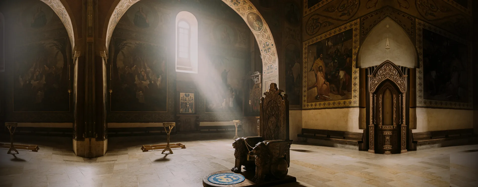 Haz de luz que entra por una ventana e ilumina un trono vacío en el interior de un templo, imagen sobre la existencia de Dios
