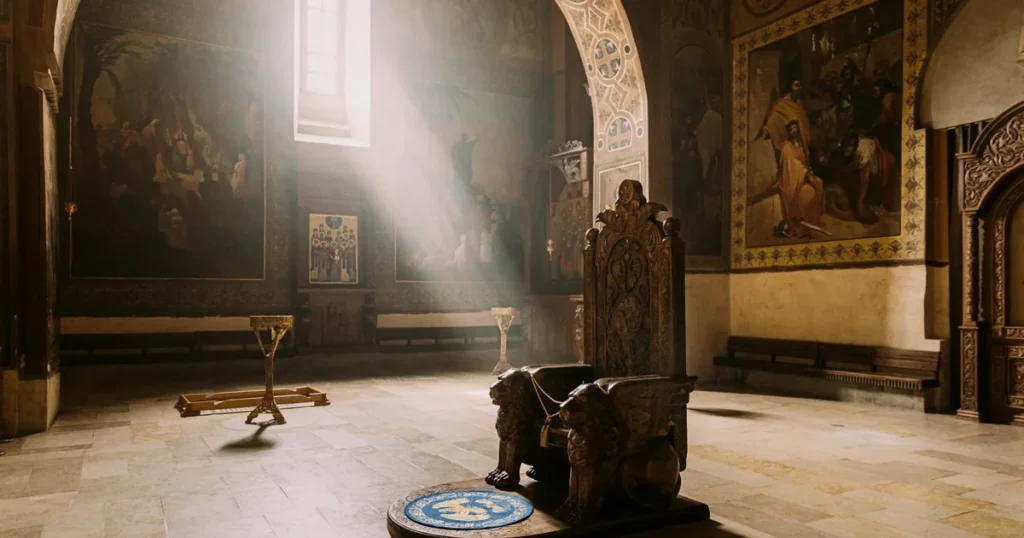 Trono vacío iluminado por un haz de luz en un templo, imagen sobre la existencia de Dios