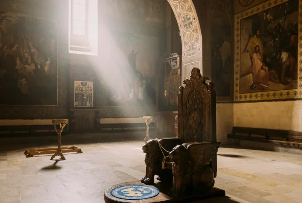 Trono vacío iluminado por un haz de luz en un templo, imagen sobre la existencia de Dios