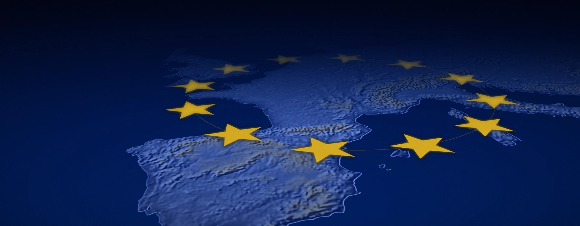 Mapa de Europa en relieve y en perspectiva sobre fondo azul, con España en primer plano y el círculo de las doce estrellas doradas de la Unión Europea apoyado sobre el continente, que se desvanece hacia el horizonte.